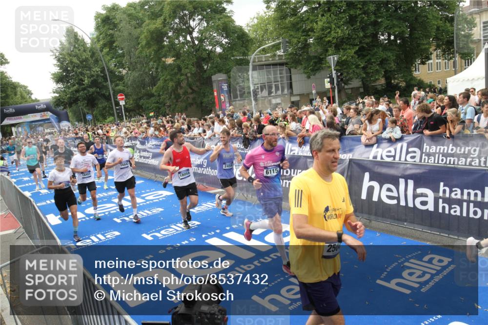 29.06.2025 - hella hamburg halbmarathon Michael Strokosch http://msf.ph/oto/8537432 29.06.2025 10:49:46 Ziel  meine-sportfotos.de