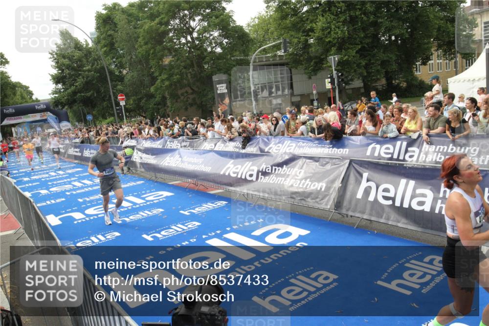 29.06.2025 - hella hamburg halbmarathon Michael Strokosch http://msf.ph/oto/8537433 29.06.2025 10:32:07 Ziel  meine-sportfotos.de
