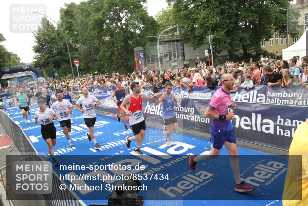 29.06.2025 - hella hamburg halbmarathon Michael Strokosch http://msf.ph/oto/8537434 29.06.2025 10:49:47 Ziel  meine-sportfotos.de