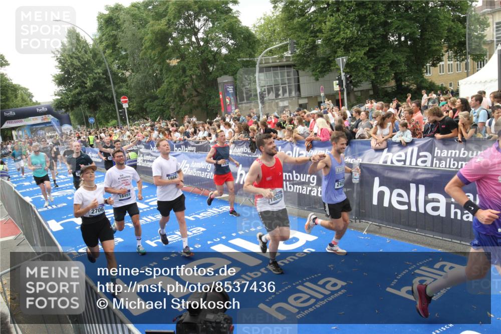 29.06.2025 - hella hamburg halbmarathon Michael Strokosch http://msf.ph/oto/8537436 29.06.2025 10:49:47 Ziel  meine-sportfotos.de