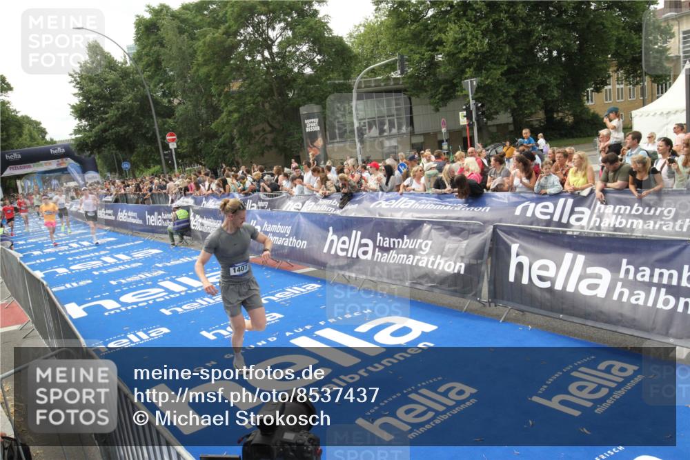 29.06.2025 - hella hamburg halbmarathon Michael Strokosch http://msf.ph/oto/8537437 29.06.2025 10:32:07 Ziel  meine-sportfotos.de