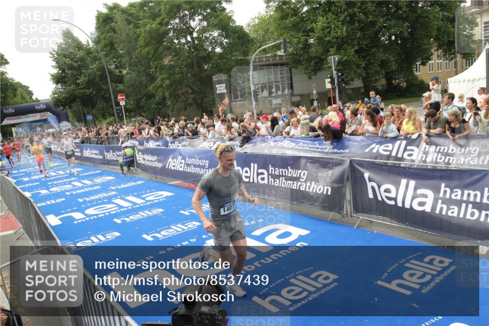 29.06.2025 - hella hamburg halbmarathon Michael Strokosch http://msf.ph/oto/8537439 29.06.2025 10:32:08 Ziel  meine-sportfotos.de
