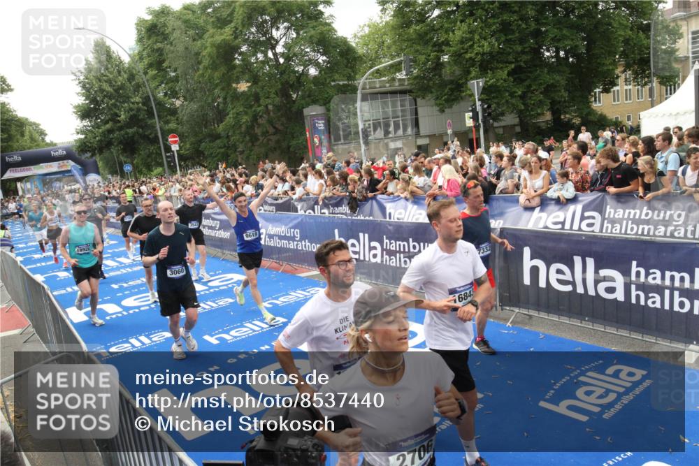 29.06.2025 - hella hamburg halbmarathon Michael Strokosch http://msf.ph/oto/8537440 29.06.2025 10:49:48 Ziel  meine-sportfotos.de