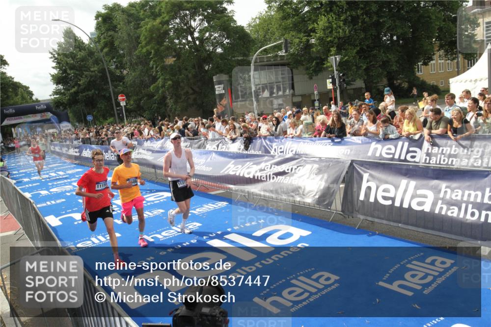 29.06.2025 - hella hamburg halbmarathon Michael Strokosch http://msf.ph/oto/8537447 29.06.2025 10:32:11 Ziel  meine-sportfotos.de