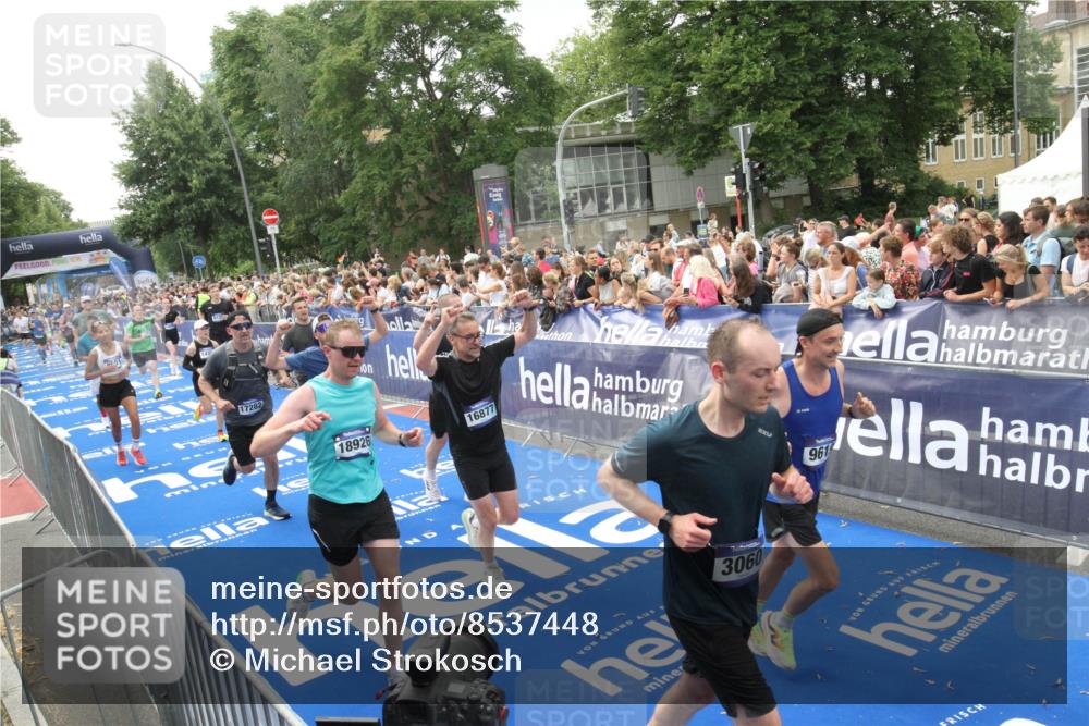 29.06.2025 - hella hamburg halbmarathon Michael Strokosch http://msf.ph/oto/8537448 29.06.2025 10:49:50 Ziel  meine-sportfotos.de