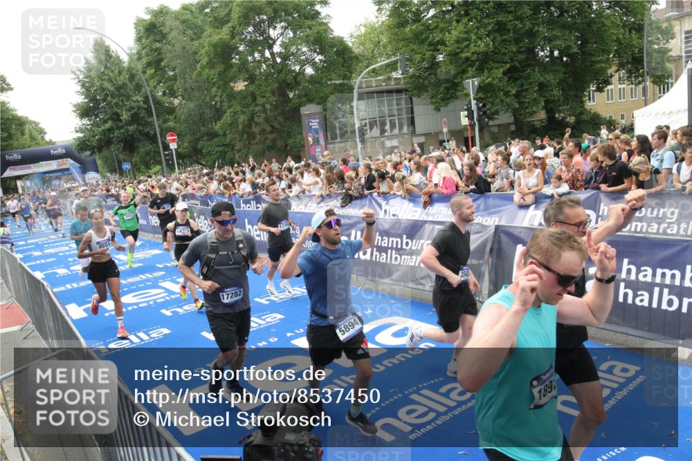 29.06.2025 - hella hamburg halbmarathon Michael Strokosch http://msf.ph/oto/8537450 29.06.2025 10:49:50 Ziel  meine-sportfotos.de