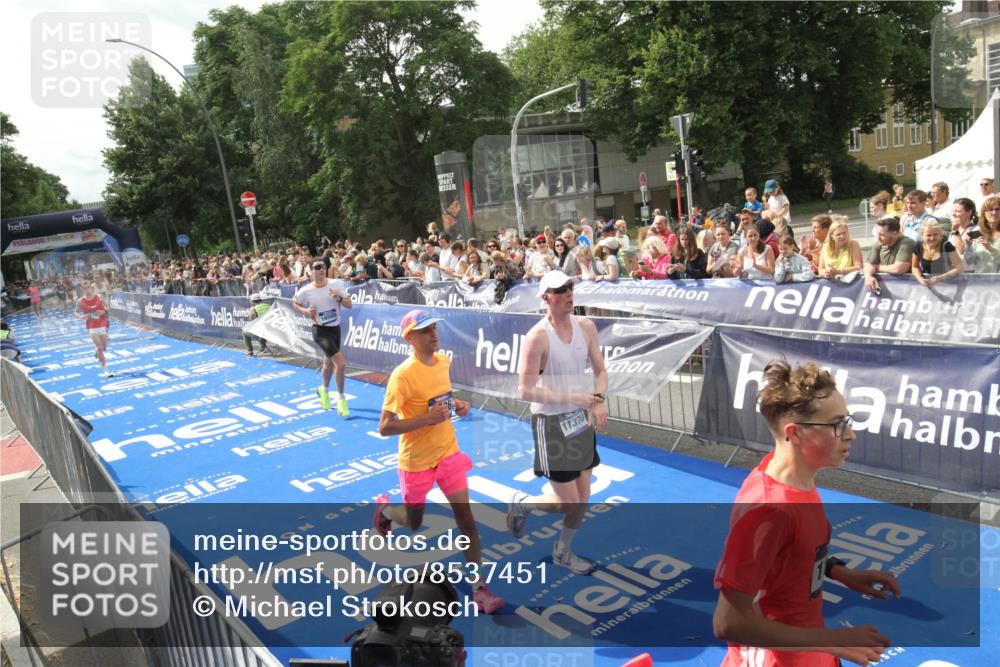 29.06.2025 - hella hamburg halbmarathon Michael Strokosch http://msf.ph/oto/8537451 29.06.2025 10:32:11 Ziel  meine-sportfotos.de