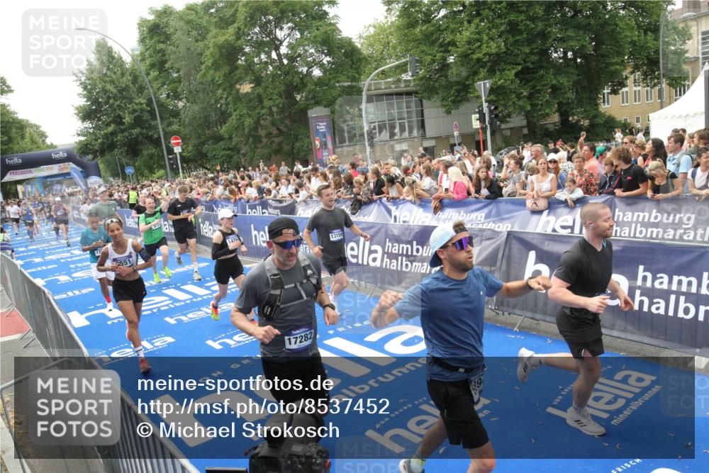 29.06.2025 - hella hamburg halbmarathon Michael Strokosch http://msf.ph/oto/8537452 29.06.2025 10:49:51 Ziel  meine-sportfotos.de