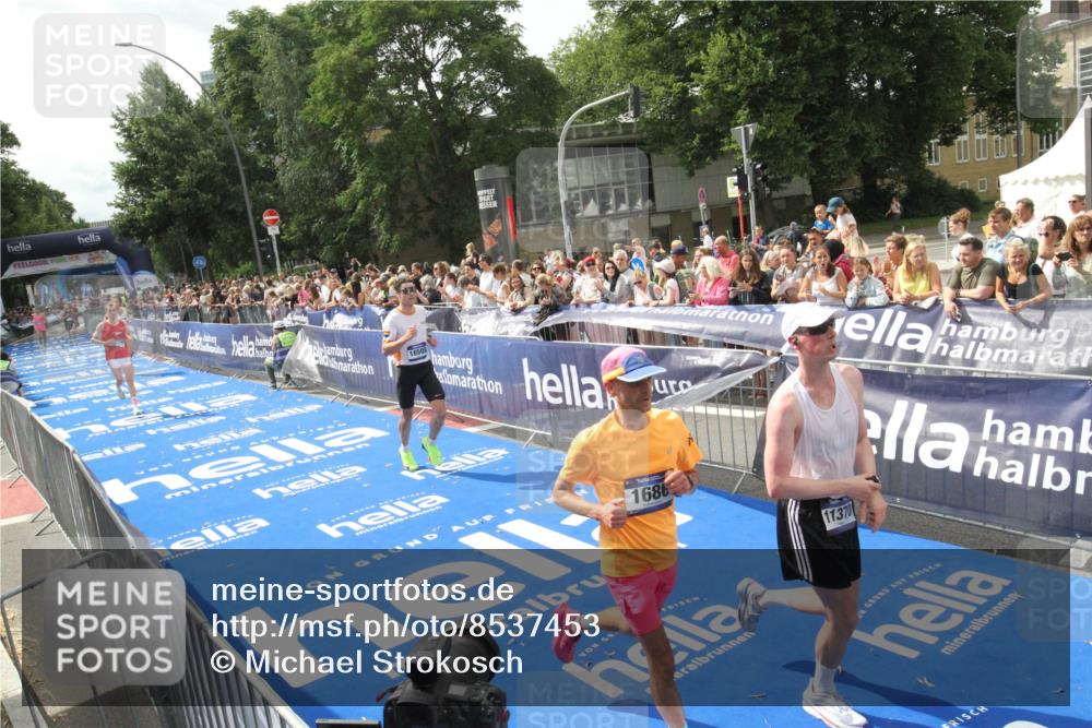 29.06.2025 - hella hamburg halbmarathon Michael Strokosch http://msf.ph/oto/8537453 29.06.2025 10:32:12 Ziel  meine-sportfotos.de