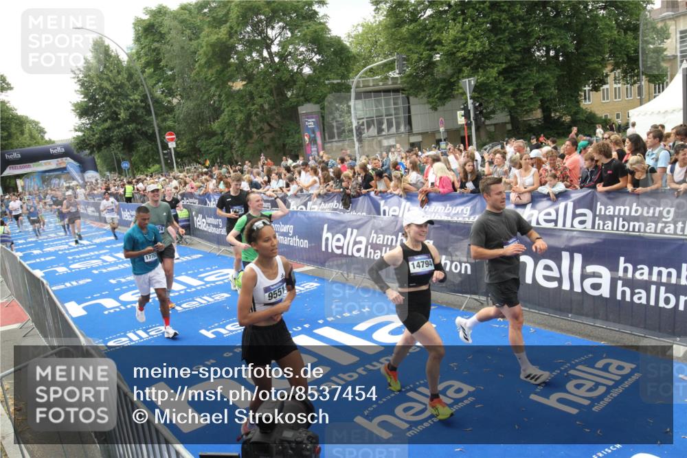 29.06.2025 - hella hamburg halbmarathon Michael Strokosch http://msf.ph/oto/8537454 29.06.2025 10:49:52 Ziel  meine-sportfotos.de