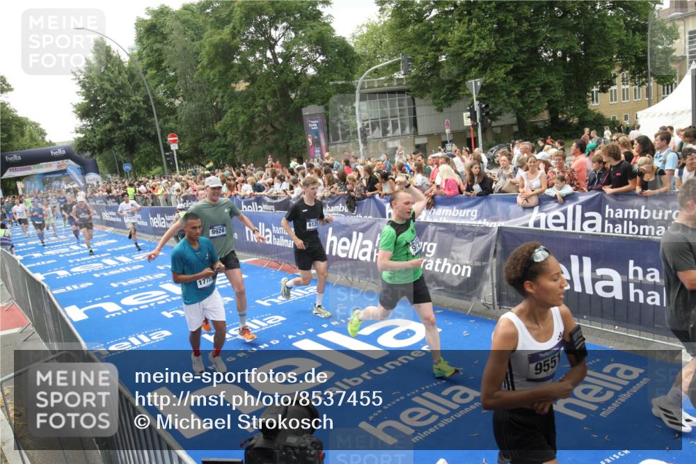 29.06.2025 - hella hamburg halbmarathon Michael Strokosch http://msf.ph/oto/8537455 29.06.2025 10:49:52 Ziel  meine-sportfotos.de