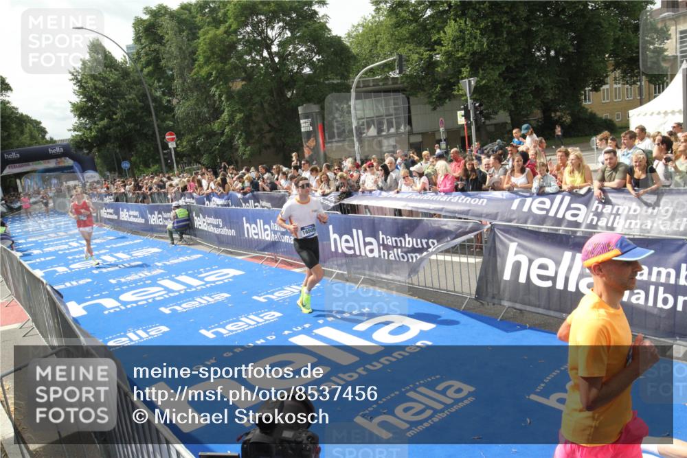 29.06.2025 - hella hamburg halbmarathon Michael Strokosch http://msf.ph/oto/8537456 29.06.2025 10:32:12 Ziel  meine-sportfotos.de