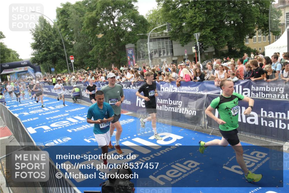 29.06.2025 - hella hamburg halbmarathon Michael Strokosch http://msf.ph/oto/8537457 29.06.2025 10:49:53 Ziel  meine-sportfotos.de