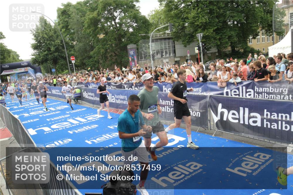 29.06.2025 - hella hamburg halbmarathon Michael Strokosch http://msf.ph/oto/8537459 29.06.2025 10:49:53 Ziel  meine-sportfotos.de