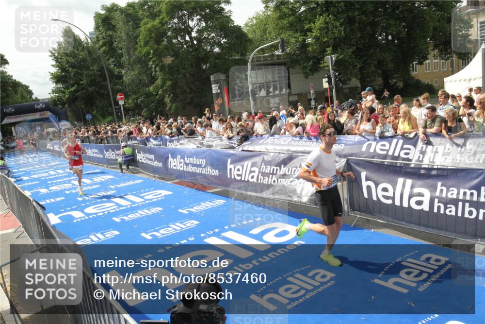 29.06.2025 - hella hamburg halbmarathon Michael Strokosch http://msf.ph/oto/8537460 29.06.2025 10:32:13 Ziel  meine-sportfotos.de
