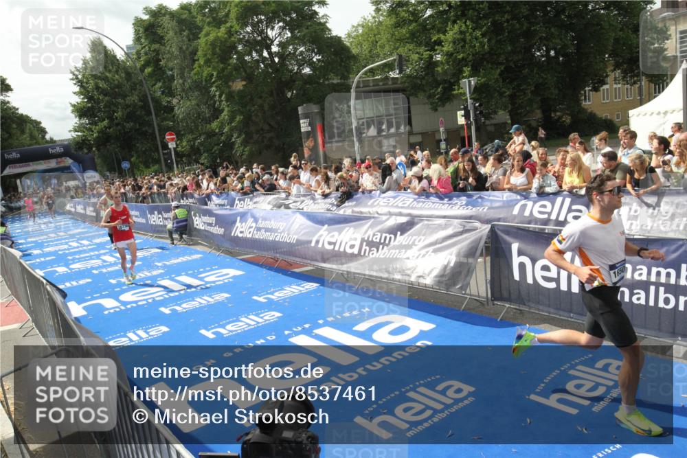 29.06.2025 - hella hamburg halbmarathon Michael Strokosch http://msf.ph/oto/8537461 29.06.2025 10:32:13 Ziel  meine-sportfotos.de