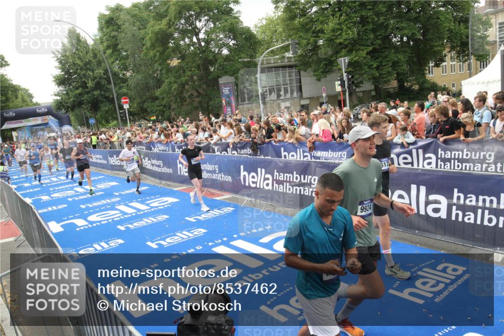 29.06.2025 - hella hamburg halbmarathon Michael Strokosch http://msf.ph/oto/8537462 29.06.2025 10:49:53 Ziel  meine-sportfotos.de