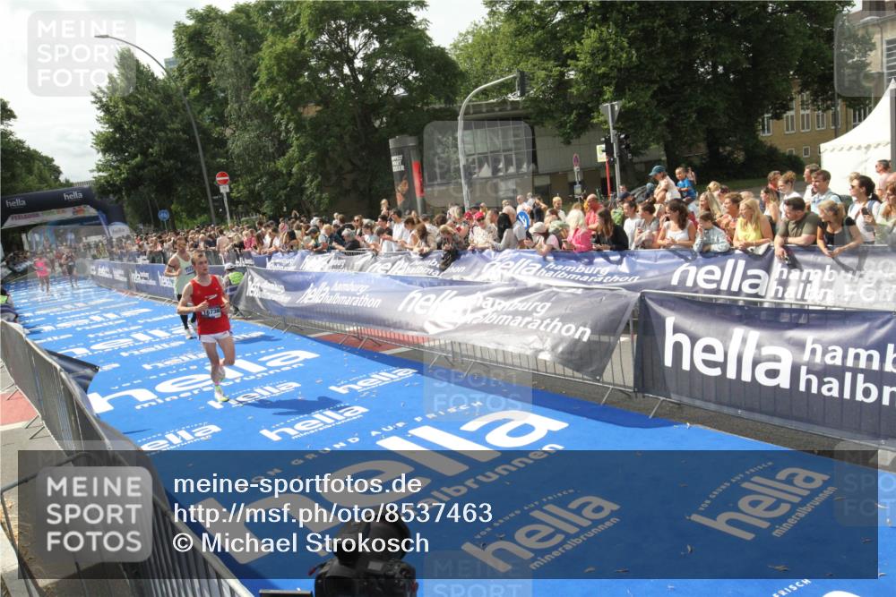 29.06.2025 - hella hamburg halbmarathon Michael Strokosch http://msf.ph/oto/8537463 29.06.2025 10:32:14 Ziel  meine-sportfotos.de