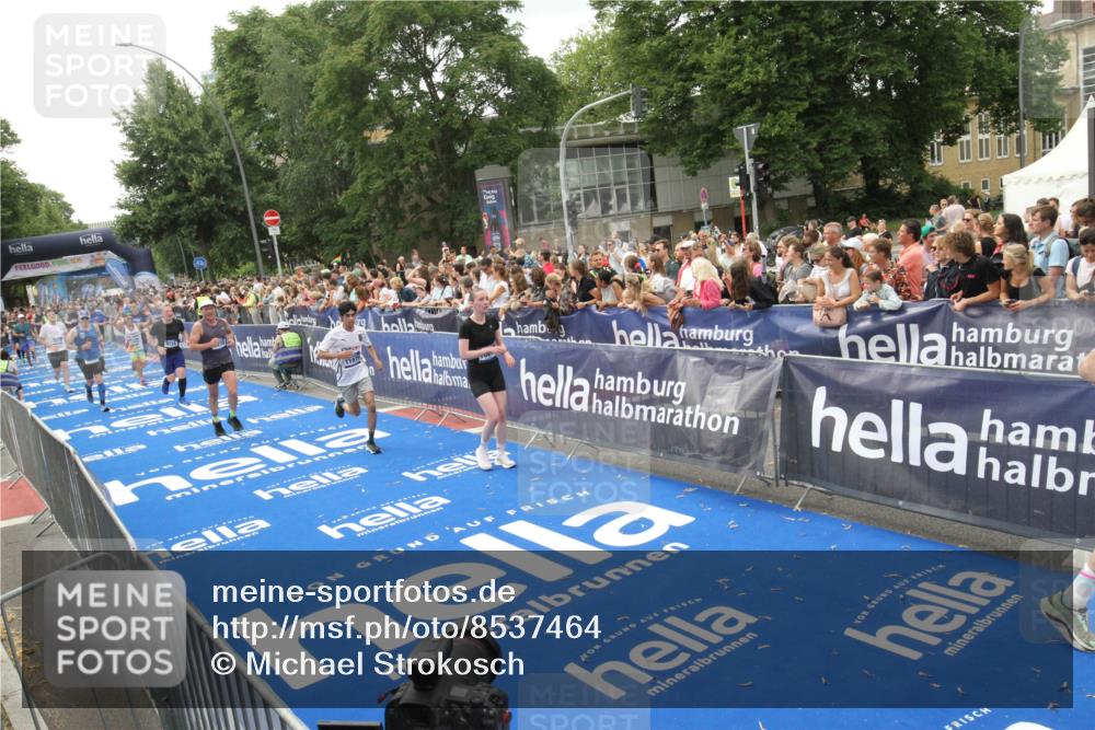 29.06.2025 - hella hamburg halbmarathon Michael Strokosch http://msf.ph/oto/8537464 29.06.2025 10:49:54 Ziel  meine-sportfotos.de