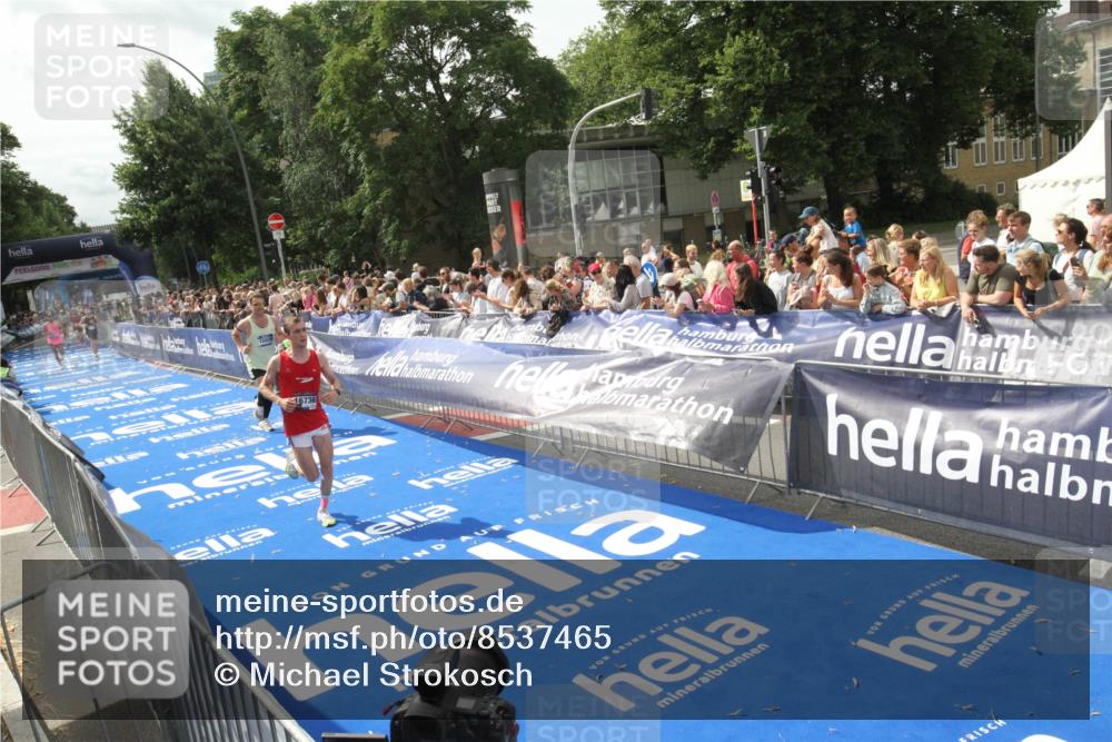 29.06.2025 - hella hamburg halbmarathon Michael Strokosch http://msf.ph/oto/8537465 29.06.2025 10:32:14 Ziel  meine-sportfotos.de
