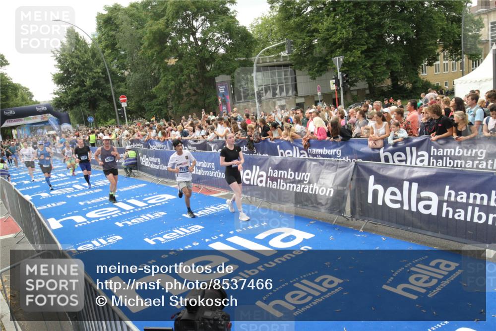 29.06.2025 - hella hamburg halbmarathon Michael Strokosch http://msf.ph/oto/8537466 29.06.2025 10:49:54 Ziel  meine-sportfotos.de