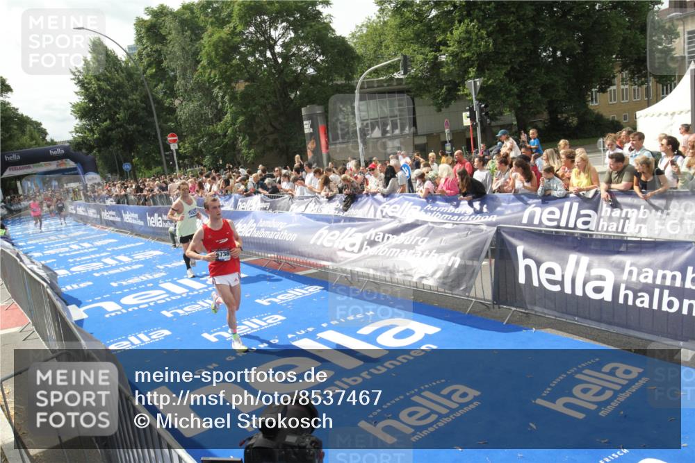 29.06.2025 - hella hamburg halbmarathon Michael Strokosch http://msf.ph/oto/8537467 29.06.2025 10:32:14 Ziel  meine-sportfotos.de
