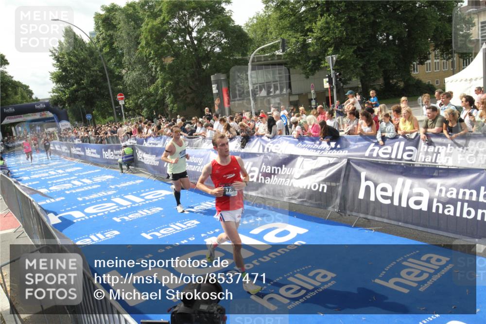 29.06.2025 - hella hamburg halbmarathon Michael Strokosch http://msf.ph/oto/8537471 29.06.2025 10:32:15 Ziel  meine-sportfotos.de