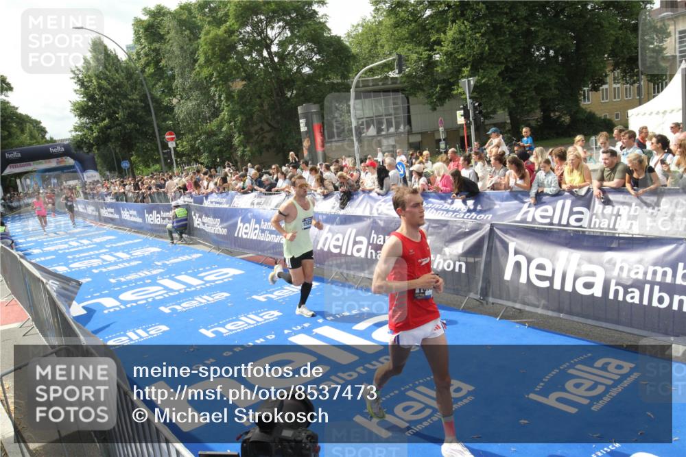 29.06.2025 - hella hamburg halbmarathon Michael Strokosch http://msf.ph/oto/8537473 29.06.2025 10:32:15 Ziel  meine-sportfotos.de