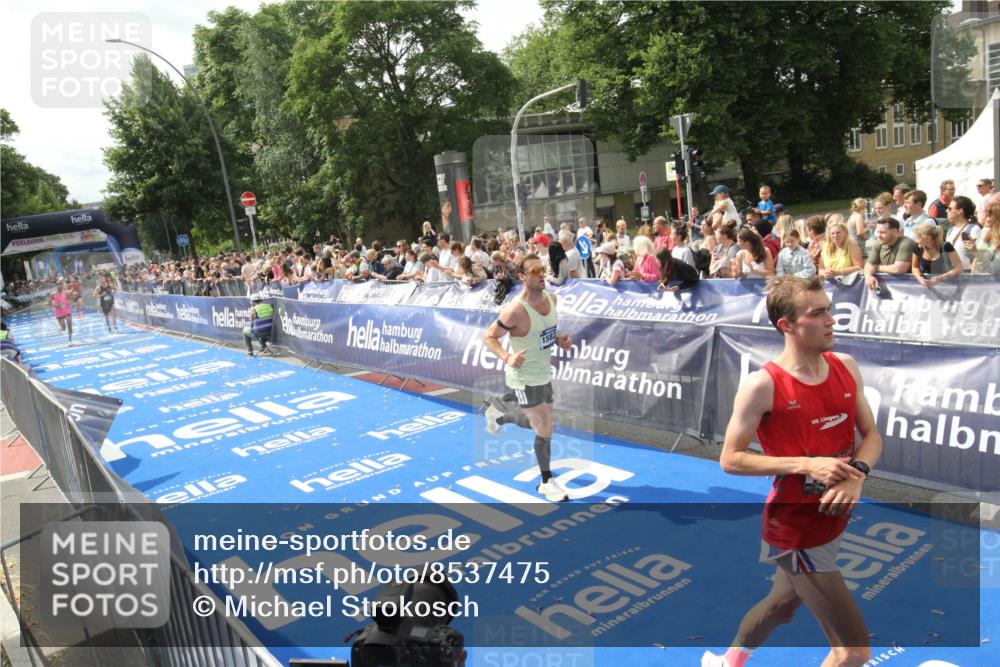 29.06.2025 - hella hamburg halbmarathon Michael Strokosch http://msf.ph/oto/8537475 29.06.2025 10:32:16 Ziel  meine-sportfotos.de