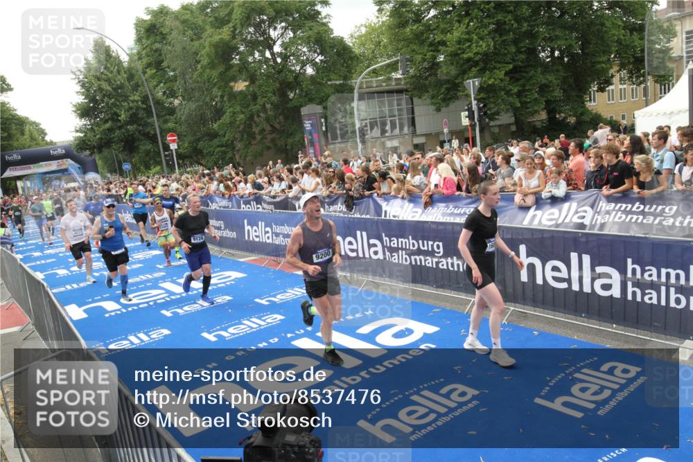 29.06.2025 - hella hamburg halbmarathon Michael Strokosch http://msf.ph/oto/8537476 29.06.2025 10:49:56 Ziel  meine-sportfotos.de