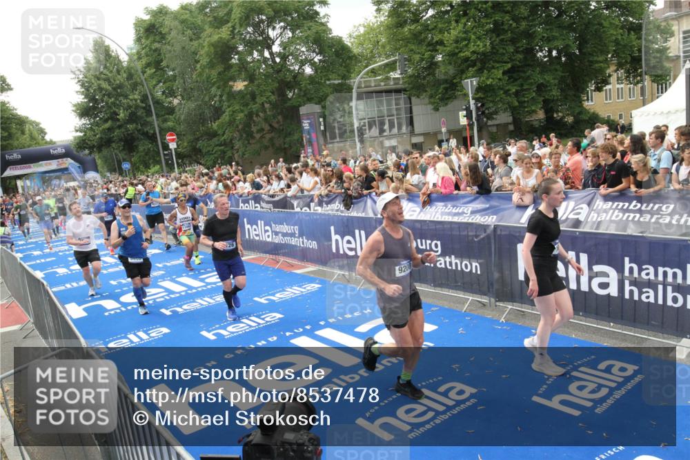 29.06.2025 - hella hamburg halbmarathon Michael Strokosch http://msf.ph/oto/8537478 29.06.2025 10:49:56 Ziel  meine-sportfotos.de