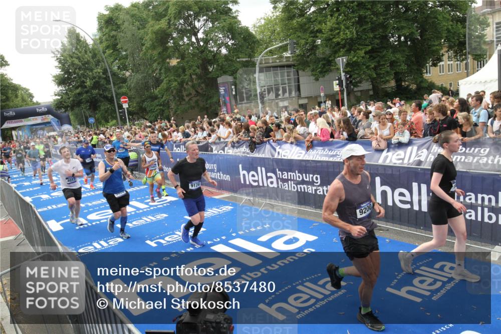 29.06.2025 - hella hamburg halbmarathon Michael Strokosch http://msf.ph/oto/8537480 29.06.2025 10:49:57 Ziel  meine-sportfotos.de