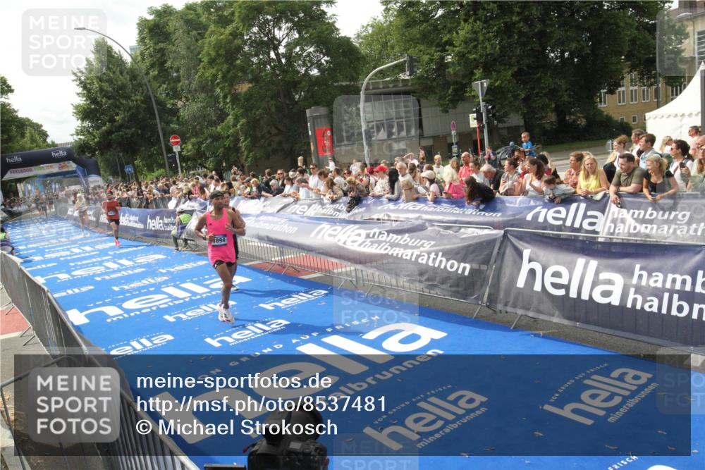 29.06.2025 - hella hamburg halbmarathon Michael Strokosch http://msf.ph/oto/8537481 29.06.2025 10:32:20 Ziel  meine-sportfotos.de