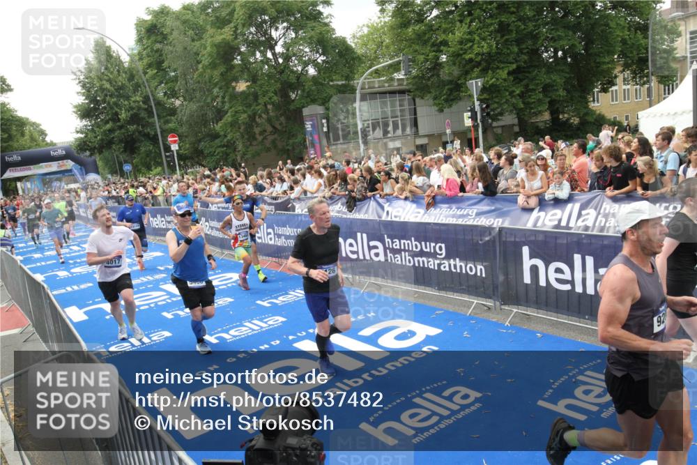 29.06.2025 - hella hamburg halbmarathon Michael Strokosch http://msf.ph/oto/8537482 29.06.2025 10:49:57 Ziel  meine-sportfotos.de