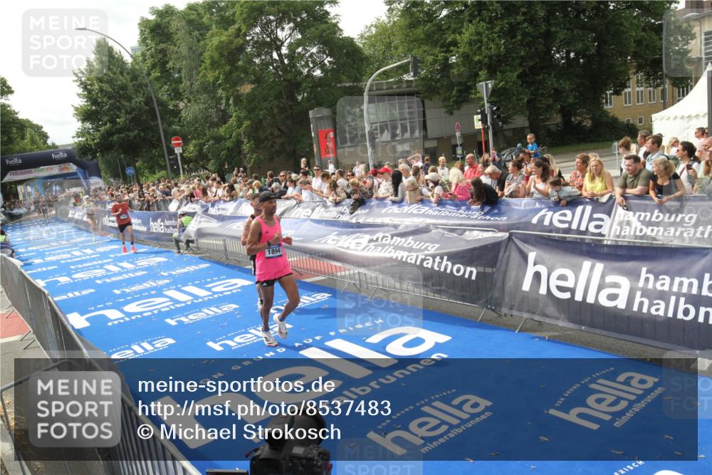 29.06.2025 - hella hamburg halbmarathon Michael Strokosch http://msf.ph/oto/8537483 29.06.2025 10:32:20 Ziel  meine-sportfotos.de