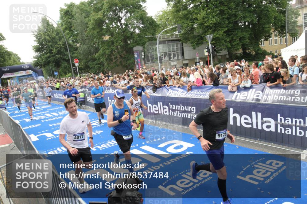 29.06.2025 - hella hamburg halbmarathon Michael Strokosch http://msf.ph/oto/8537484 29.06.2025 10:49:58 Ziel  meine-sportfotos.de