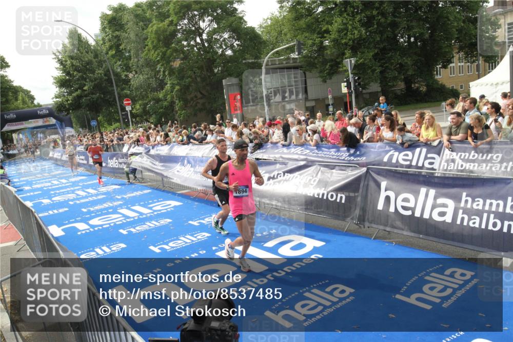 29.06.2025 - hella hamburg halbmarathon Michael Strokosch http://msf.ph/oto/8537485 29.06.2025 10:32:21 Ziel  meine-sportfotos.de