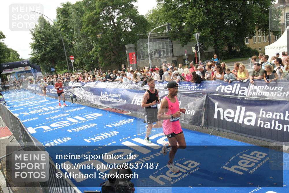29.06.2025 - hella hamburg halbmarathon Michael Strokosch http://msf.ph/oto/8537487 29.06.2025 10:32:21 Ziel  meine-sportfotos.de