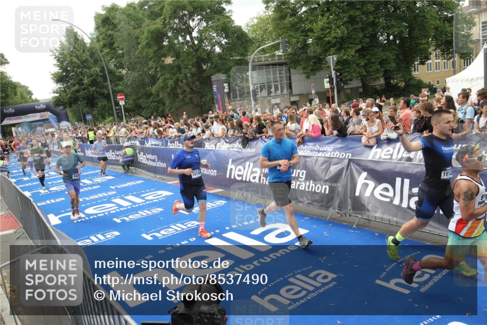 29.06.2025 - hella hamburg halbmarathon Michael Strokosch http://msf.ph/oto/8537490 29.06.2025 10:49:59 Ziel  meine-sportfotos.de