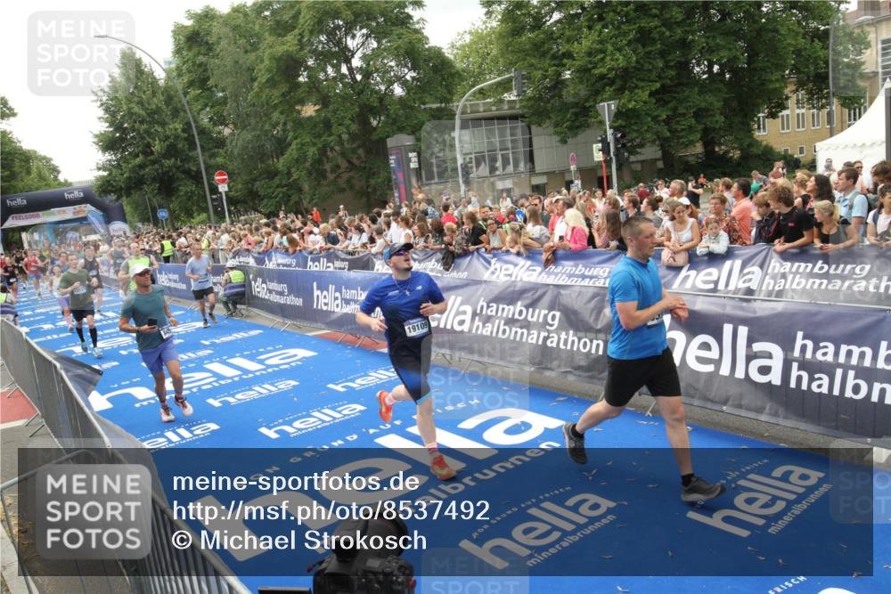 29.06.2025 - hella hamburg halbmarathon Michael Strokosch http://msf.ph/oto/8537492 29.06.2025 10:49:59 Ziel  meine-sportfotos.de