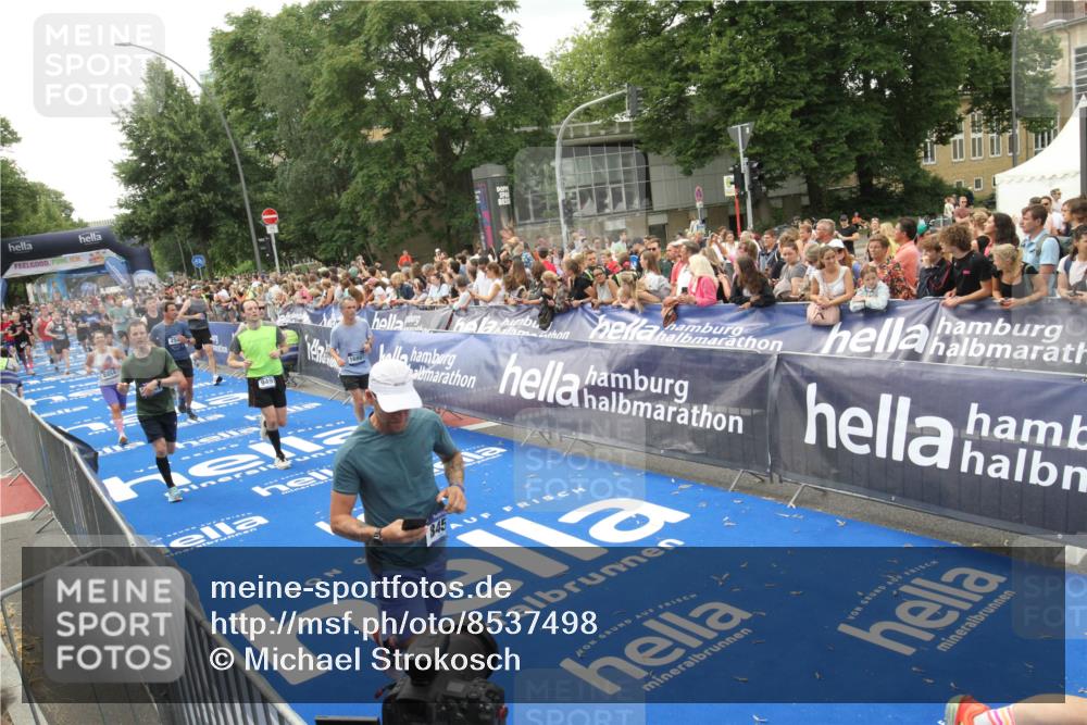29.06.2025 - hella hamburg halbmarathon Michael Strokosch http://msf.ph/oto/8537498 29.06.2025 10:50:00 Ziel  meine-sportfotos.de