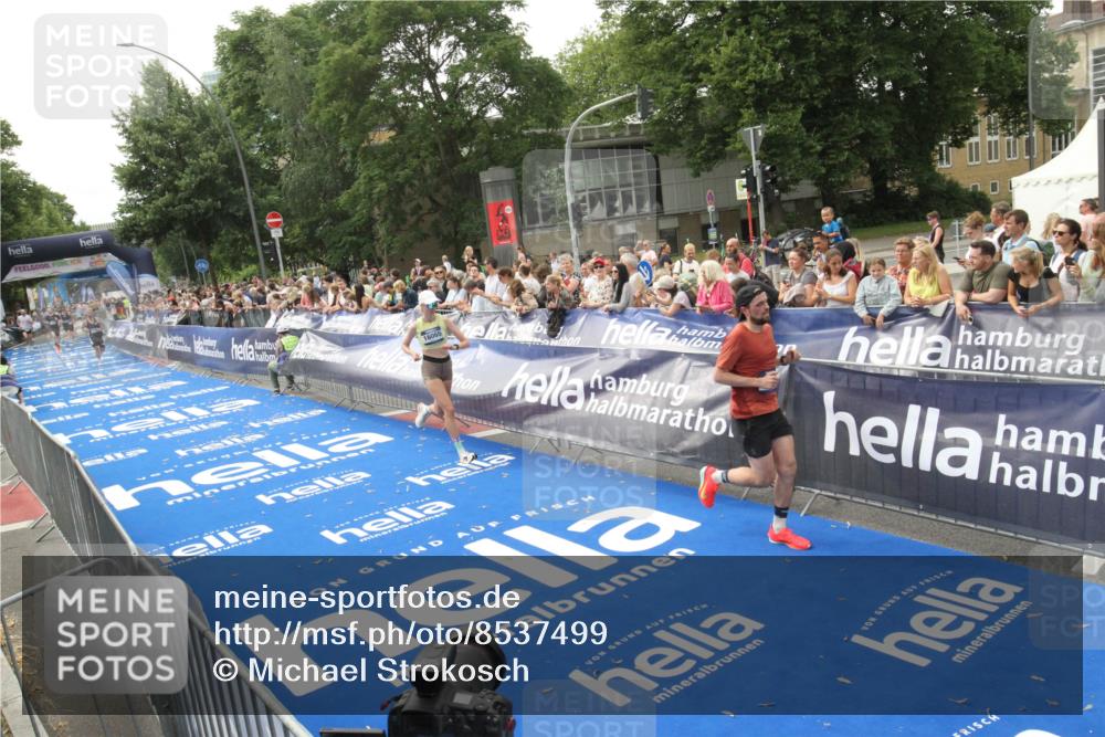 29.06.2025 - hella hamburg halbmarathon Michael Strokosch http://msf.ph/oto/8537499 29.06.2025 10:32:24 Ziel  meine-sportfotos.de