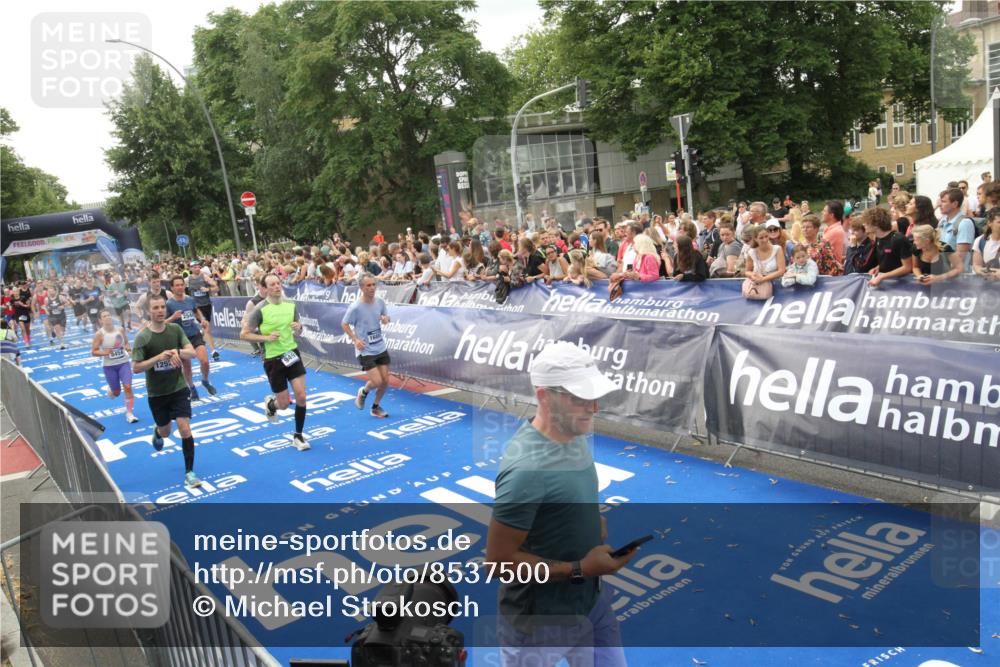 29.06.2025 - hella hamburg halbmarathon Michael Strokosch http://msf.ph/oto/8537500 29.06.2025 10:50:01 Ziel  meine-sportfotos.de