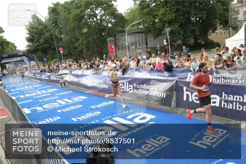 29.06.2025 - hella hamburg halbmarathon Michael Strokosch http://msf.ph/oto/8537501 29.06.2025 10:32:24 Ziel  meine-sportfotos.de