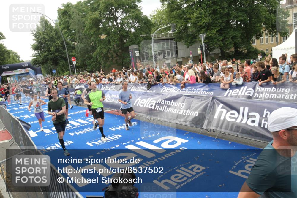 29.06.2025 - hella hamburg halbmarathon Michael Strokosch http://msf.ph/oto/8537502 29.06.2025 10:50:01 Ziel  meine-sportfotos.de
