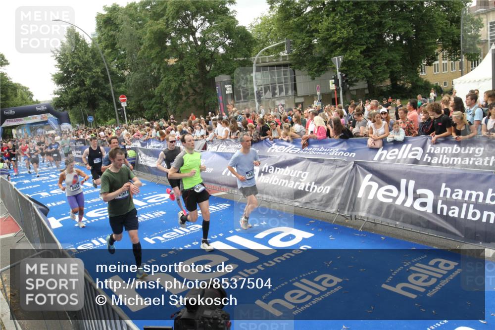 29.06.2025 - hella hamburg halbmarathon Michael Strokosch http://msf.ph/oto/8537504 29.06.2025 10:50:01 Ziel  meine-sportfotos.de