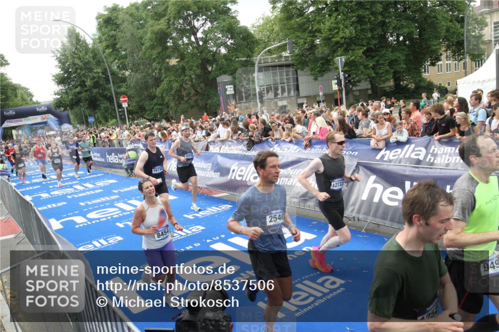 29.06.2025 - hella hamburg halbmarathon Michael Strokosch http://msf.ph/oto/8537506 29.06.2025 10:50:02 Ziel  meine-sportfotos.de