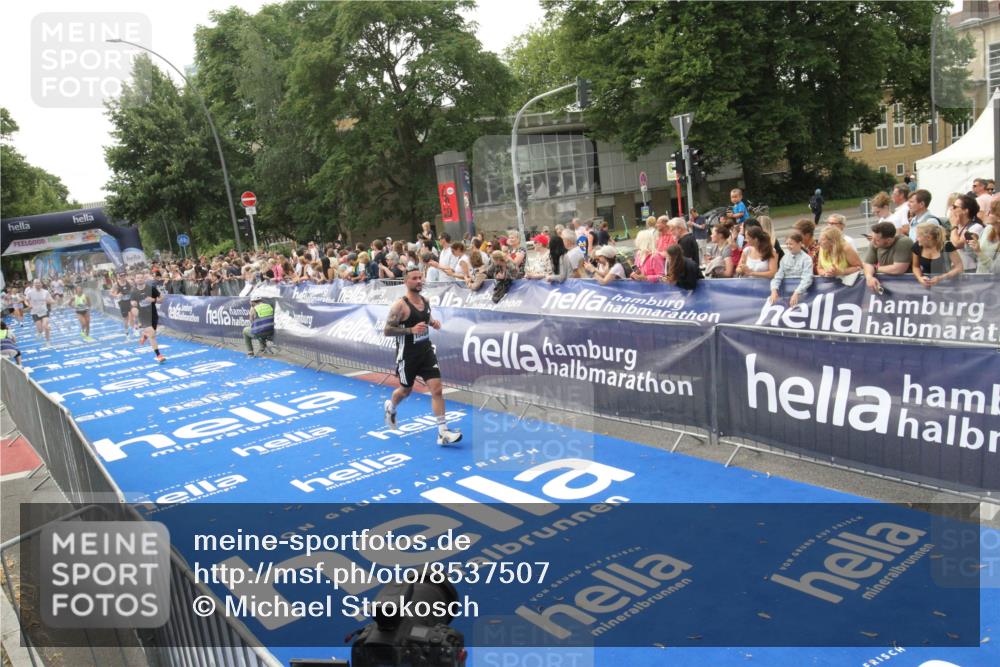 29.06.2025 - hella hamburg halbmarathon Michael Strokosch http://msf.ph/oto/8537507 29.06.2025 10:32:29 Ziel  meine-sportfotos.de