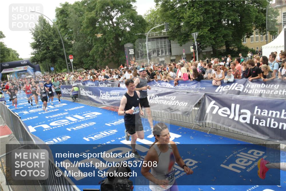 29.06.2025 - hella hamburg halbmarathon Michael Strokosch http://msf.ph/oto/8537508 29.06.2025 10:50:03 Ziel  meine-sportfotos.de