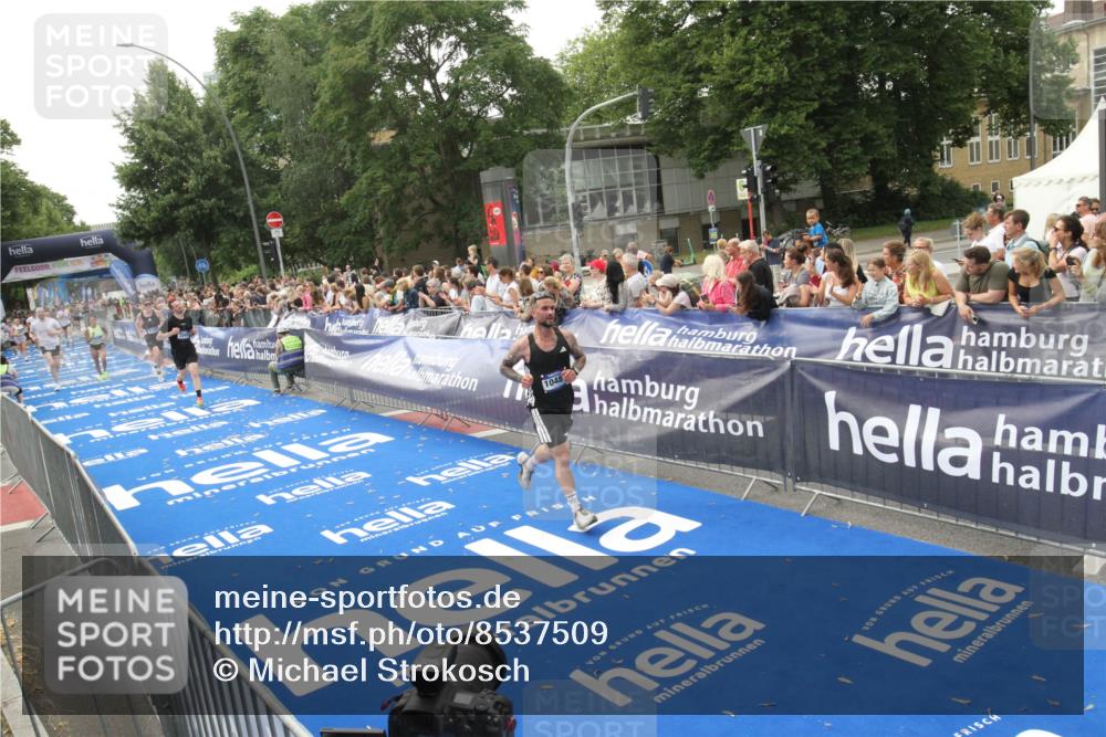29.06.2025 - hella hamburg halbmarathon Michael Strokosch http://msf.ph/oto/8537509 29.06.2025 10:32:29 Ziel  meine-sportfotos.de